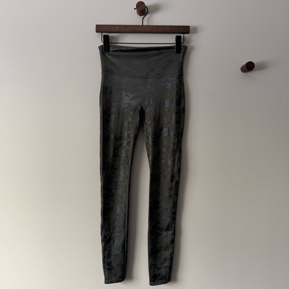 SPANX DARK GREEN FAUX LEATHER CAMO HIGH WAIST LEGGINGS - Picture 1 of 6
